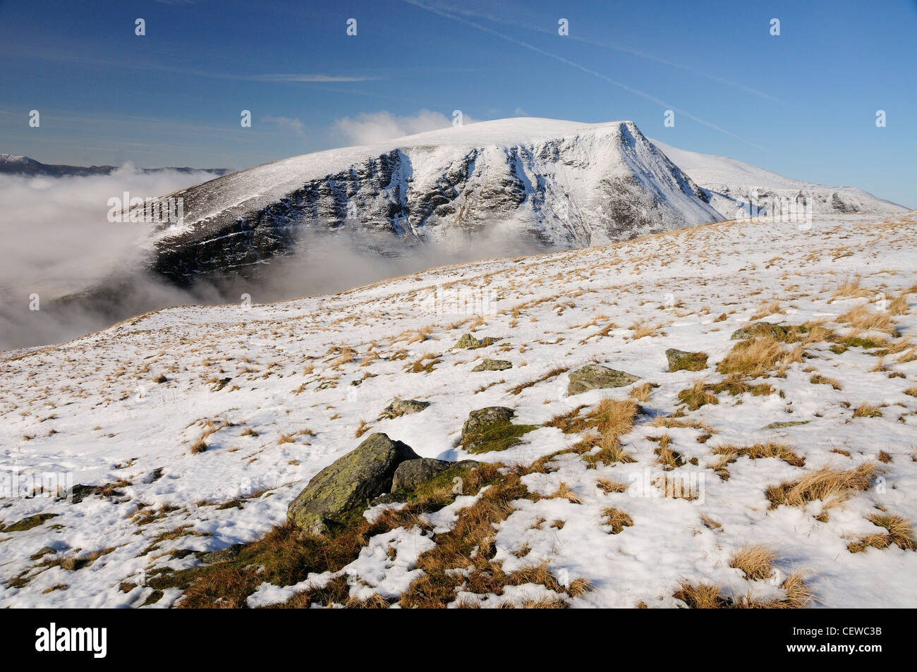 Vista Lonscale cadde e Skiddaw da Blease cadde, Blencathra, in inverno nel Lake District inglese Foto Stock