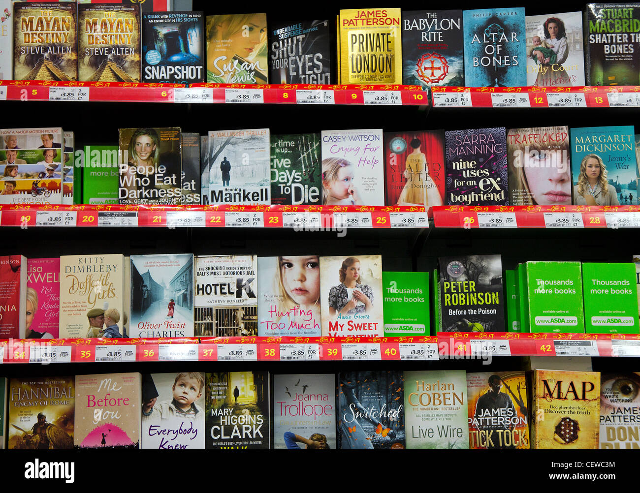Libri in brossura in vendita nel supermercato uk Foto Stock