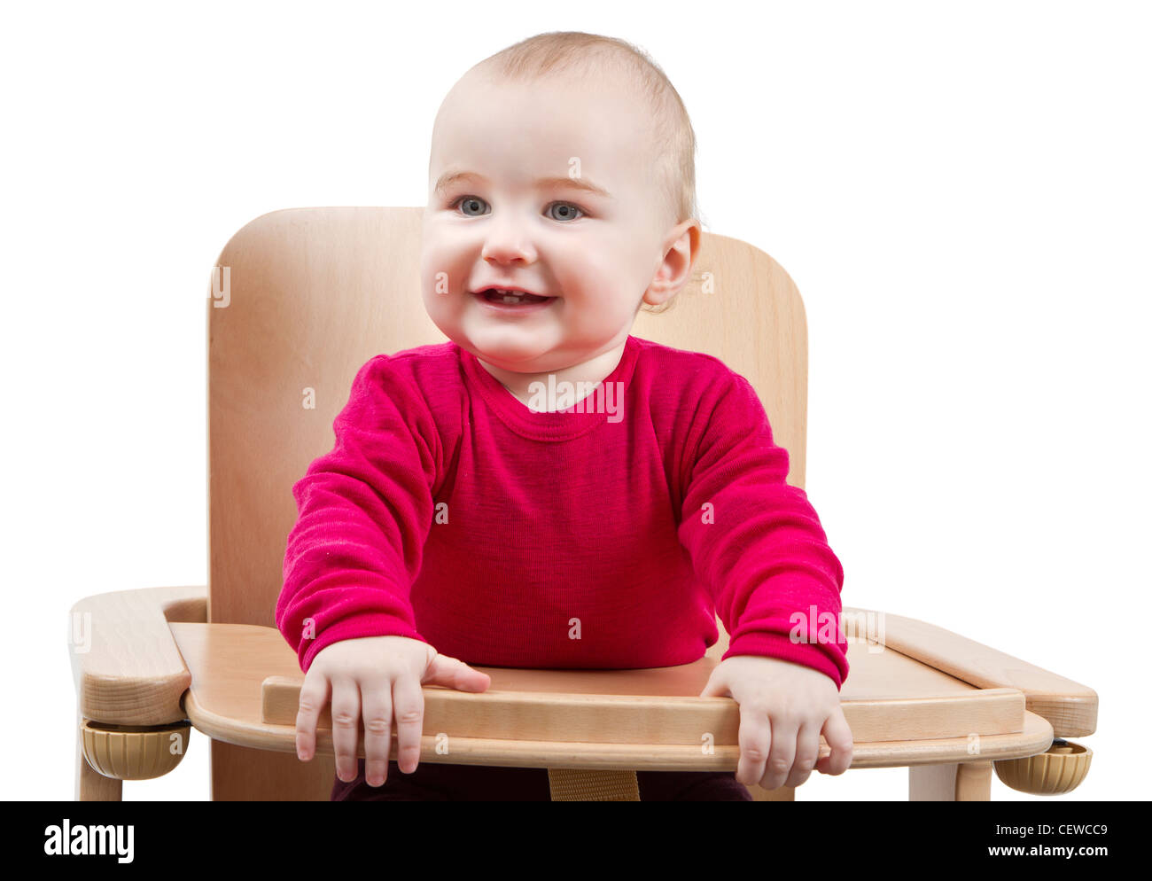 Bambino in maglietta rossa seduto nella sedia di legno. Isolato su sfondo bianco Foto Stock