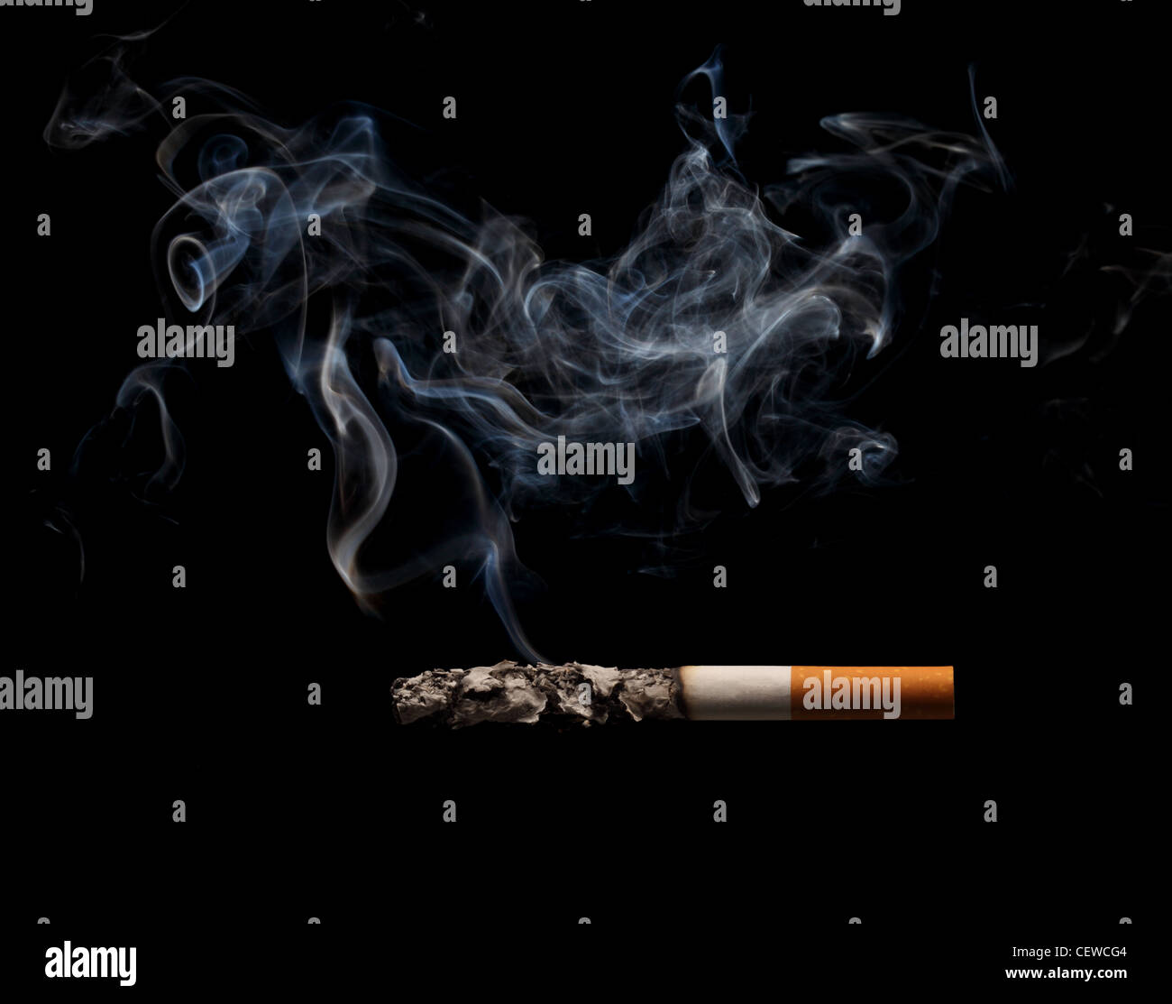 Un ardente e Sigaretta fumare su sfondo nero Foto Stock