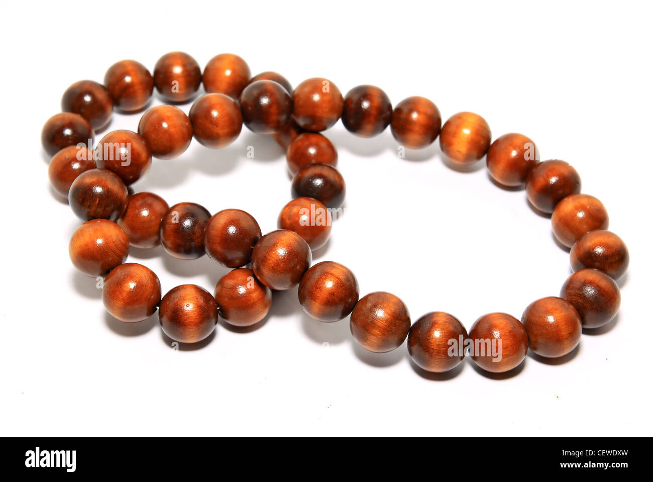 Collana in legno su sfondo bianco Foto Stock