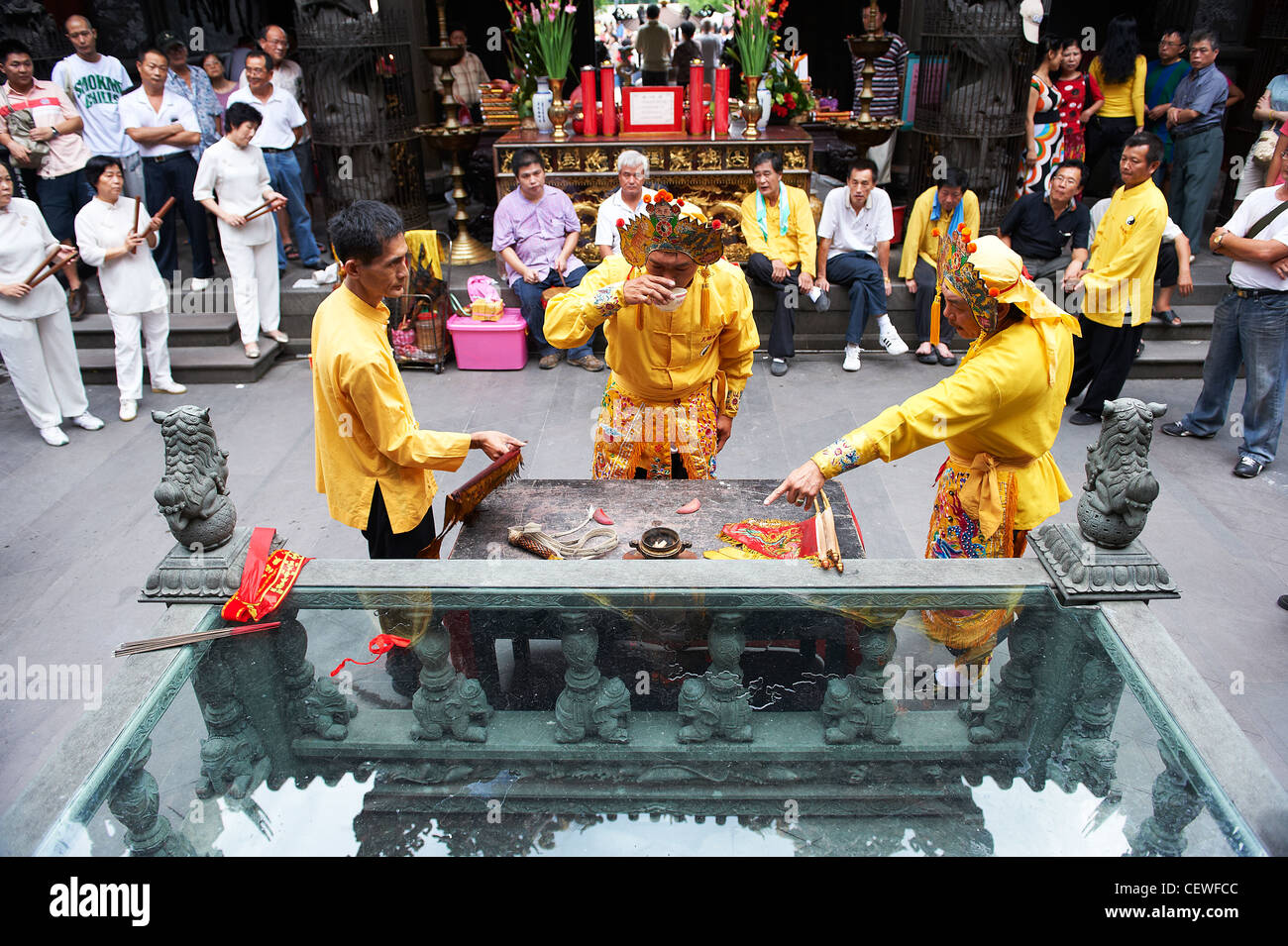 Ballerini di daoisti Luna Piena cerimonia avvenuta presso il Tempio Zushi in Sanshia, Taiwan. Foto Stock