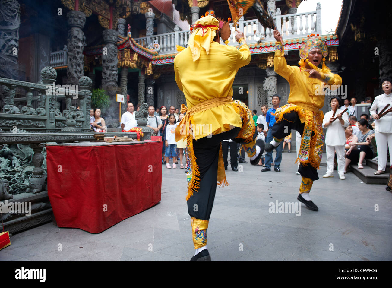 Ballerini di daoisti Luna Piena cerimonia avvenuta presso il Tempio Zushi in Sanshia, Taiwan. Foto Stock