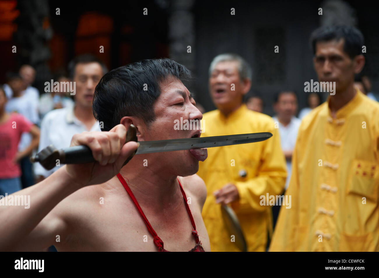 Un uomo taglia la sua lingua in un rituale durante la luna piena cerimonia presso il Tempio Zushi. Foto Stock