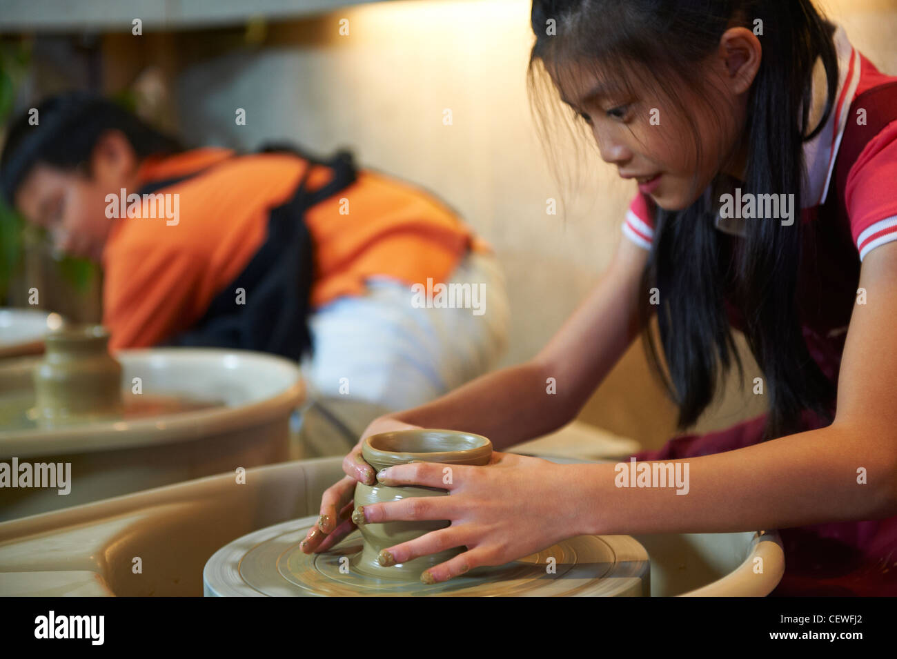 I capretti giovani lavorando in ceramica Foto Stock