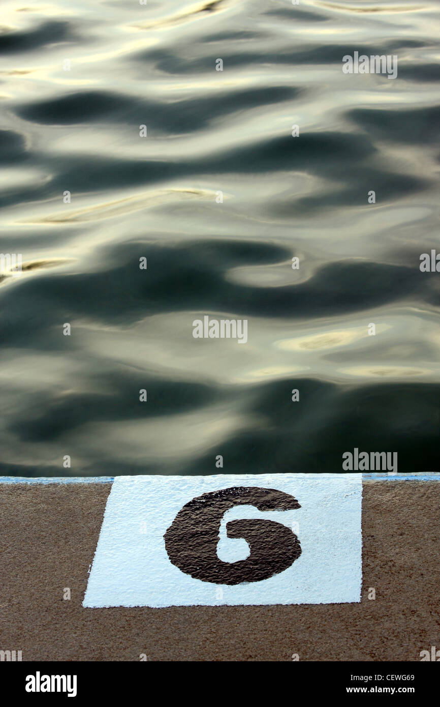 Numero sei 6 piscina il marcatore di corsia Foto Stock