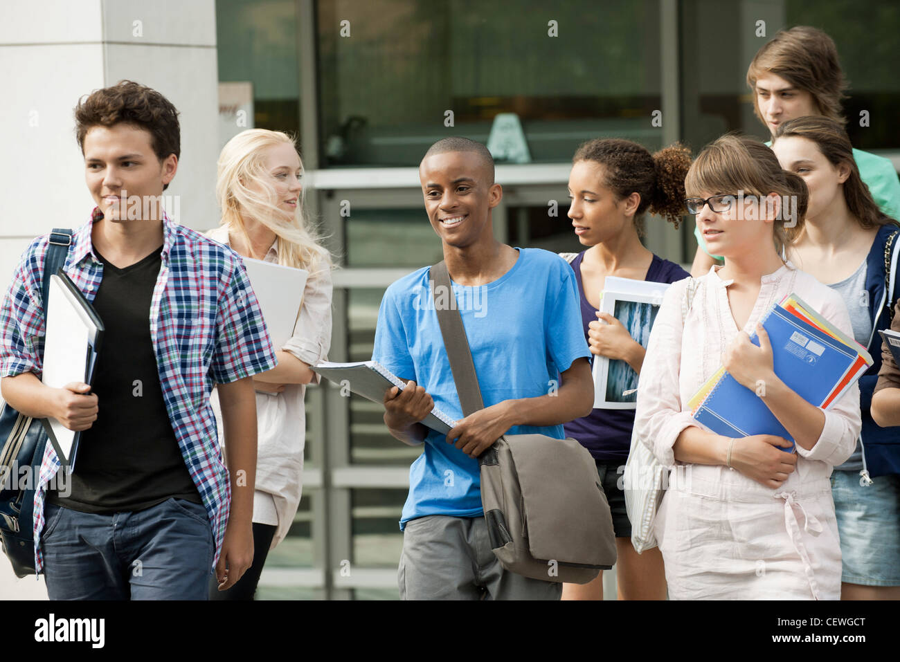 Gli studenti universitari camminare insieme Foto Stock
