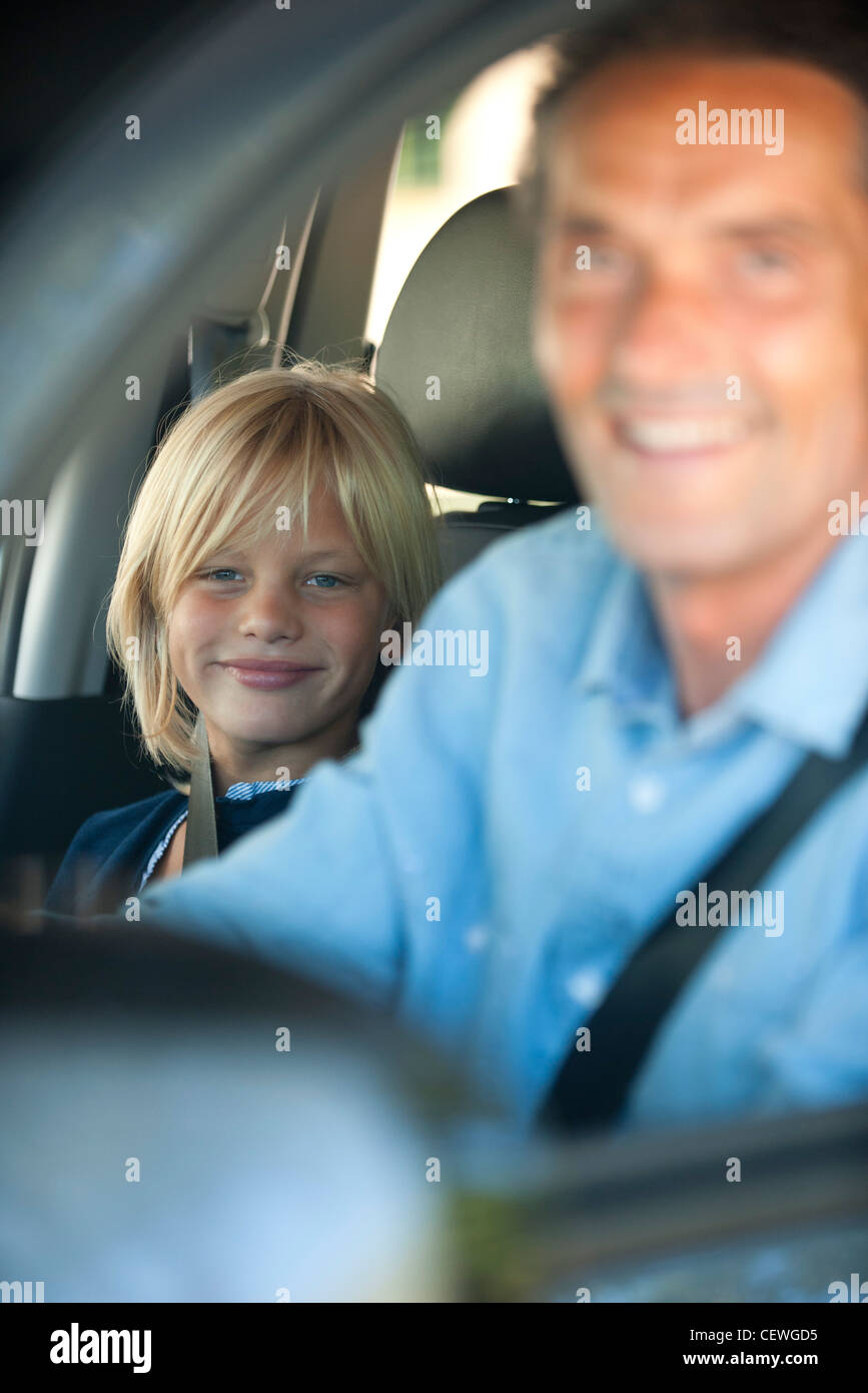 Ragazzo di equitazione in auto con il padre, ritagliato Foto Stock