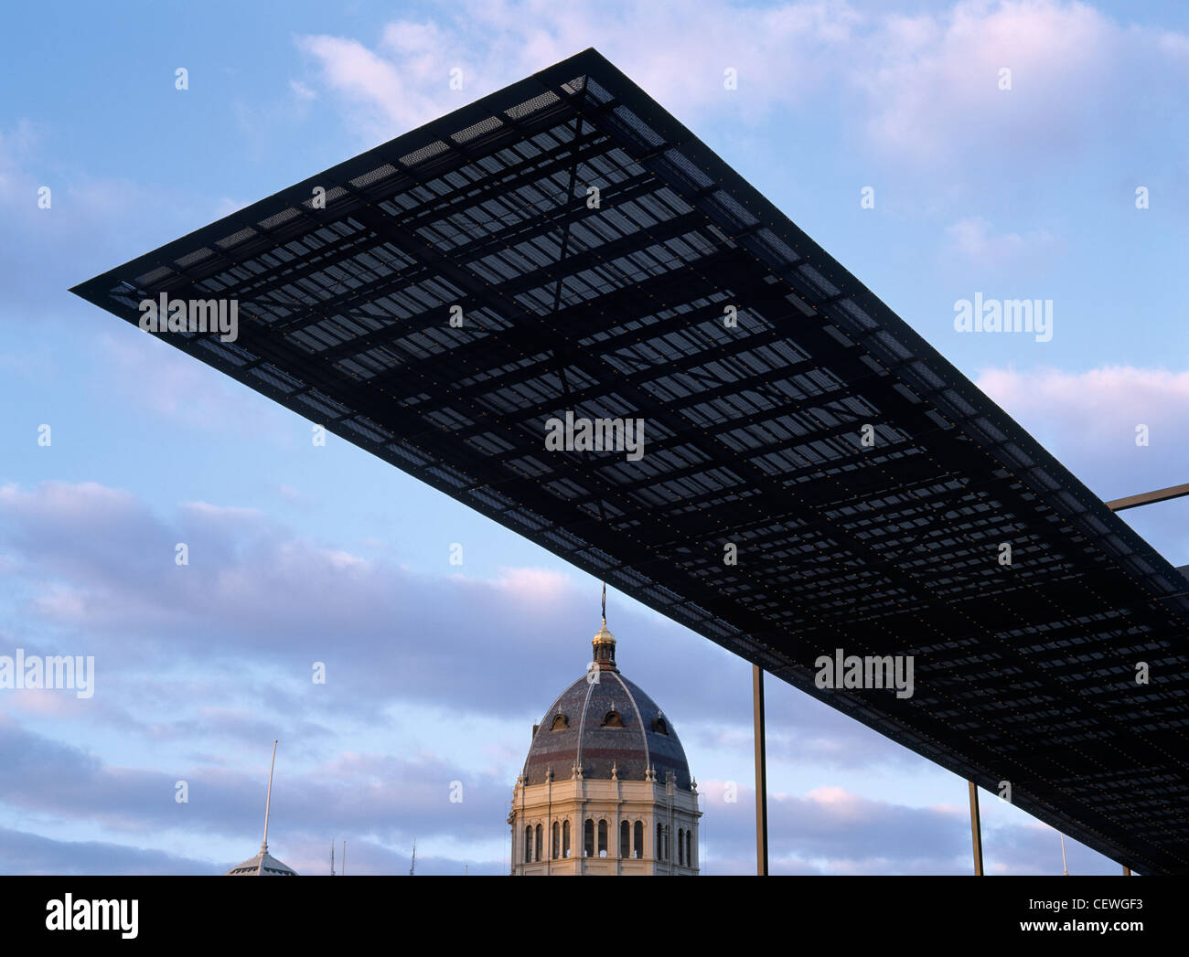 La cupola del Royal Exhibition Building offuscato dall'architettura del Museo di Melbourne Foto Stock
