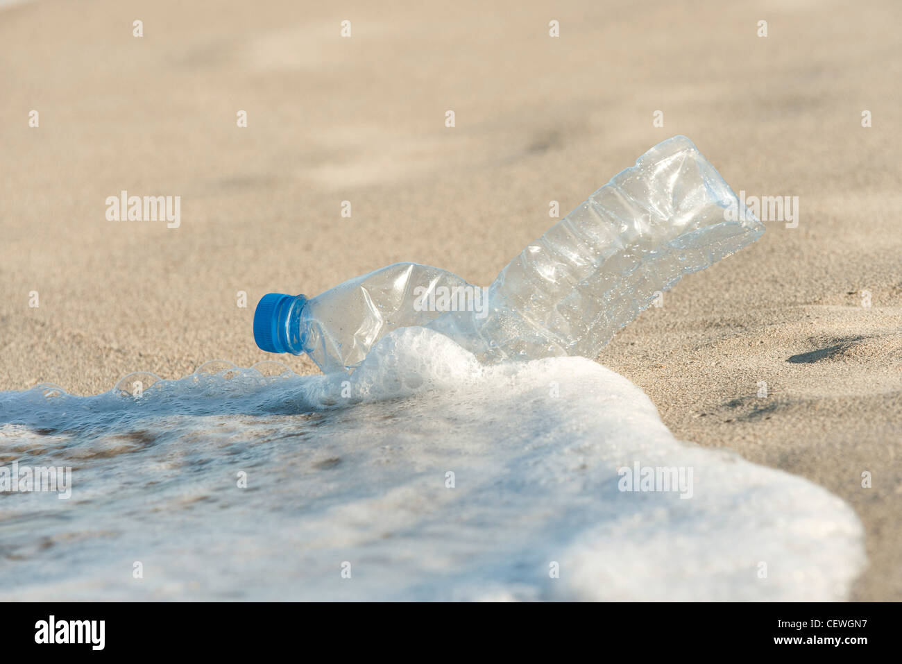 Abandonded bottiglia di plastica sulla spiaggia Foto Stock