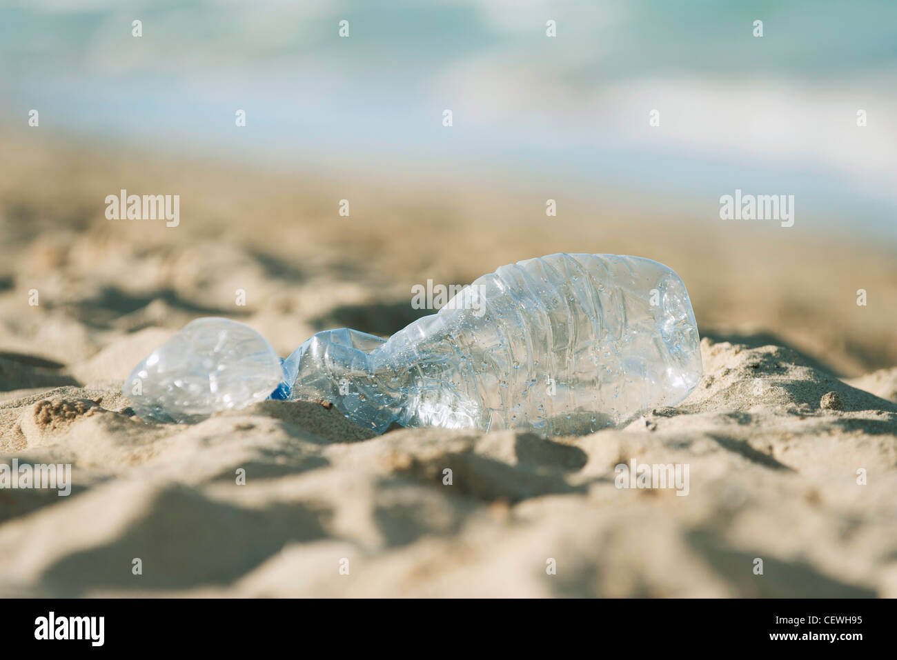 Svuotare la bottiglia di plastica sulla spiaggia, il fuoco selettivo Foto Stock