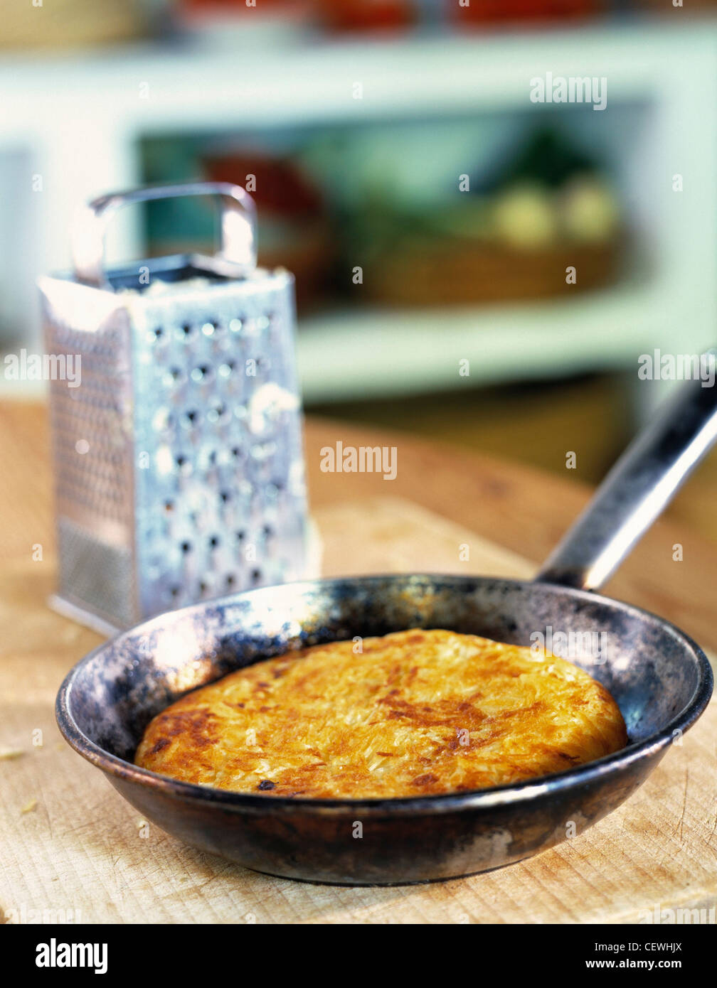 Patate gratinate realizzato senza alcun grasso aggiunto, farina uova per legare questa torta di patate è eccellente per servire arrosti di carne alla griglia Foto Stock