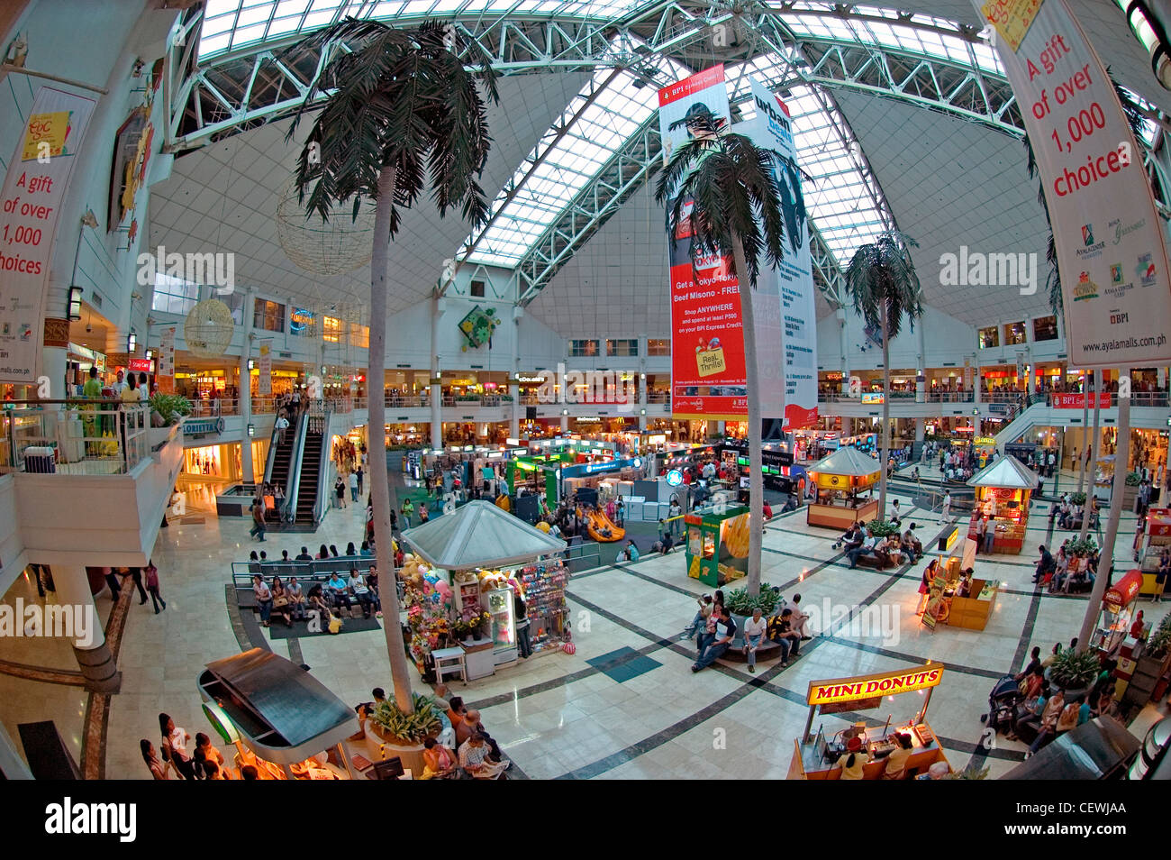 Grande centro commerciale interno, centro di Makati financial district, Manila, Filippine. Foto Stock