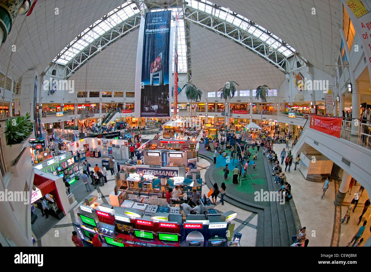 Grande centro commerciale interno, centro di Makati financial district, Manila, Filippine. Foto Stock