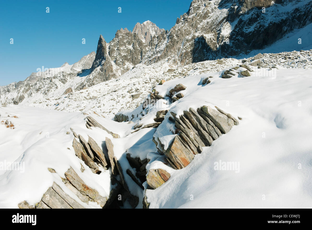 Coperte di neve rocce e la gamma della montagna Foto Stock