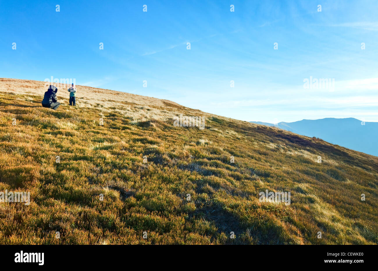 La famiglia (madre con Figlio) a piedi e fare foto in autunno montagna altopiano. Foto Stock