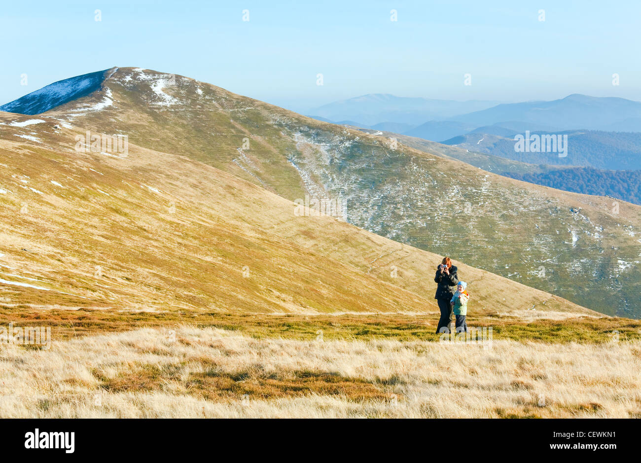 La famiglia (madre con Figlio) a piedi e fare foto in autunno altopiano di montagna Foto Stock