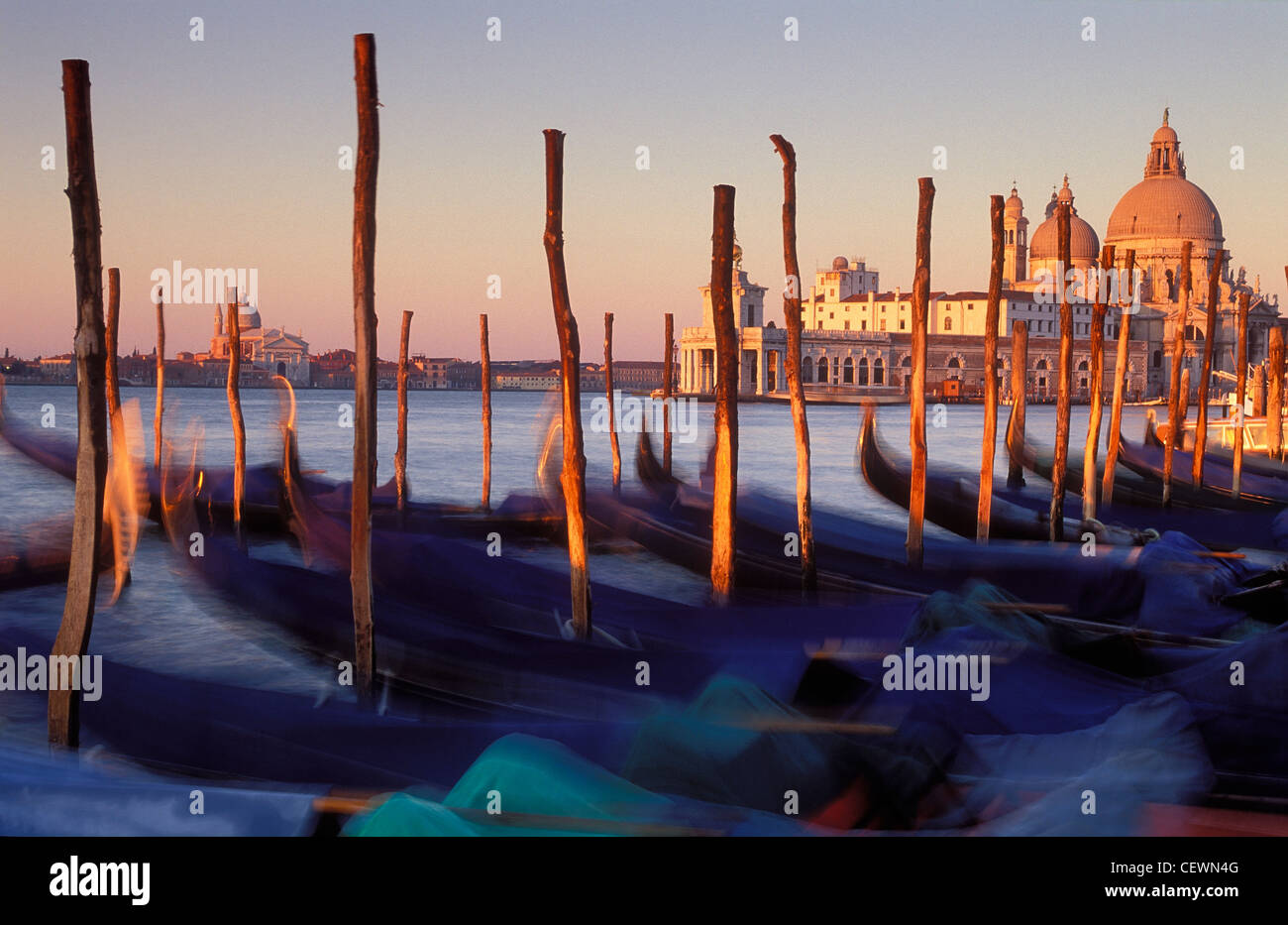 Gondole sul Canal Grande nr San Marcol, Santa Maria della Salute al di là, Venezia, Italia Foto Stock