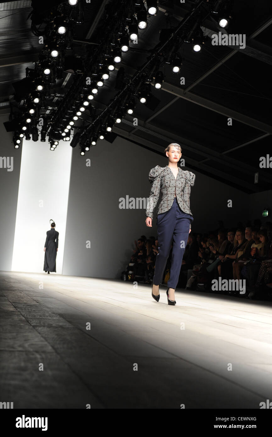 La London Fashion Week pista - Antoni Alison Designer AW 2012/13 a BFC visualizza lo spazio, la Somerset House, Strand, WC2 Foto Stock