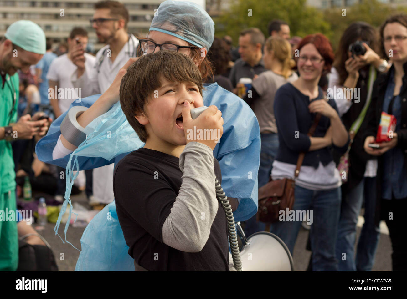 Un giovane ragazzo visto qui gridando slogan contro le riforme necessarie per il Servizio Sanitario Nazionale Foto Stock