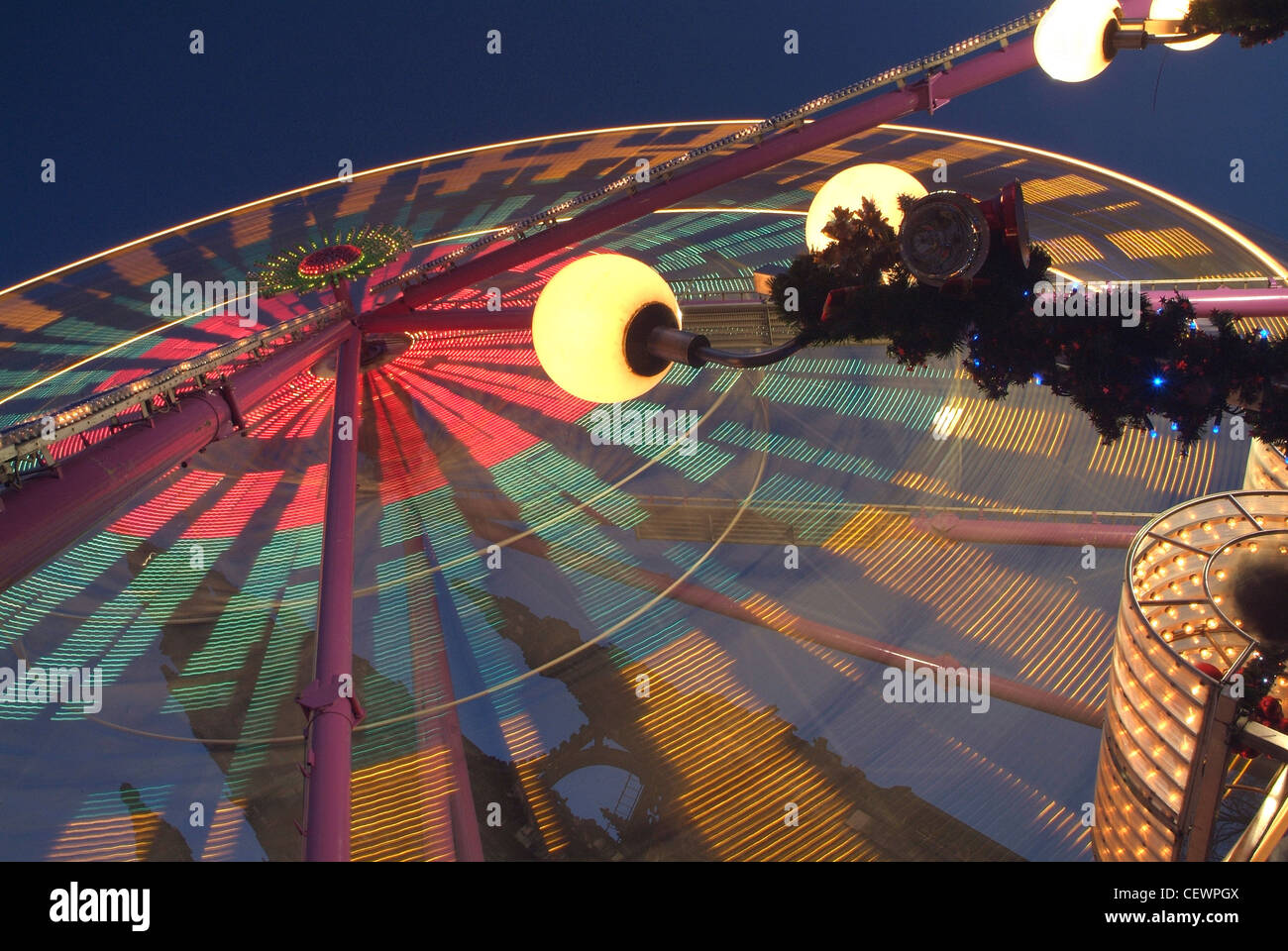 Ruota di natale in Princes Street. I Vichinghi è venuto in Scozia alla fine dell' VIII secolo e insieme con loro ben-documento Foto Stock