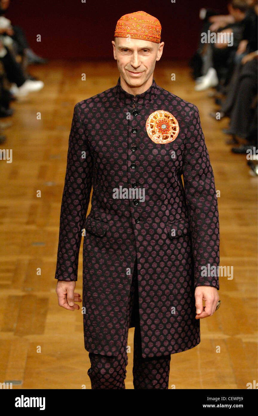Comme des Garcon Menswear Paris pronto a indossare artista britannico Andrew Logan ricamato da indossare il cappuccio arancione nero e viola neru Foto Stock