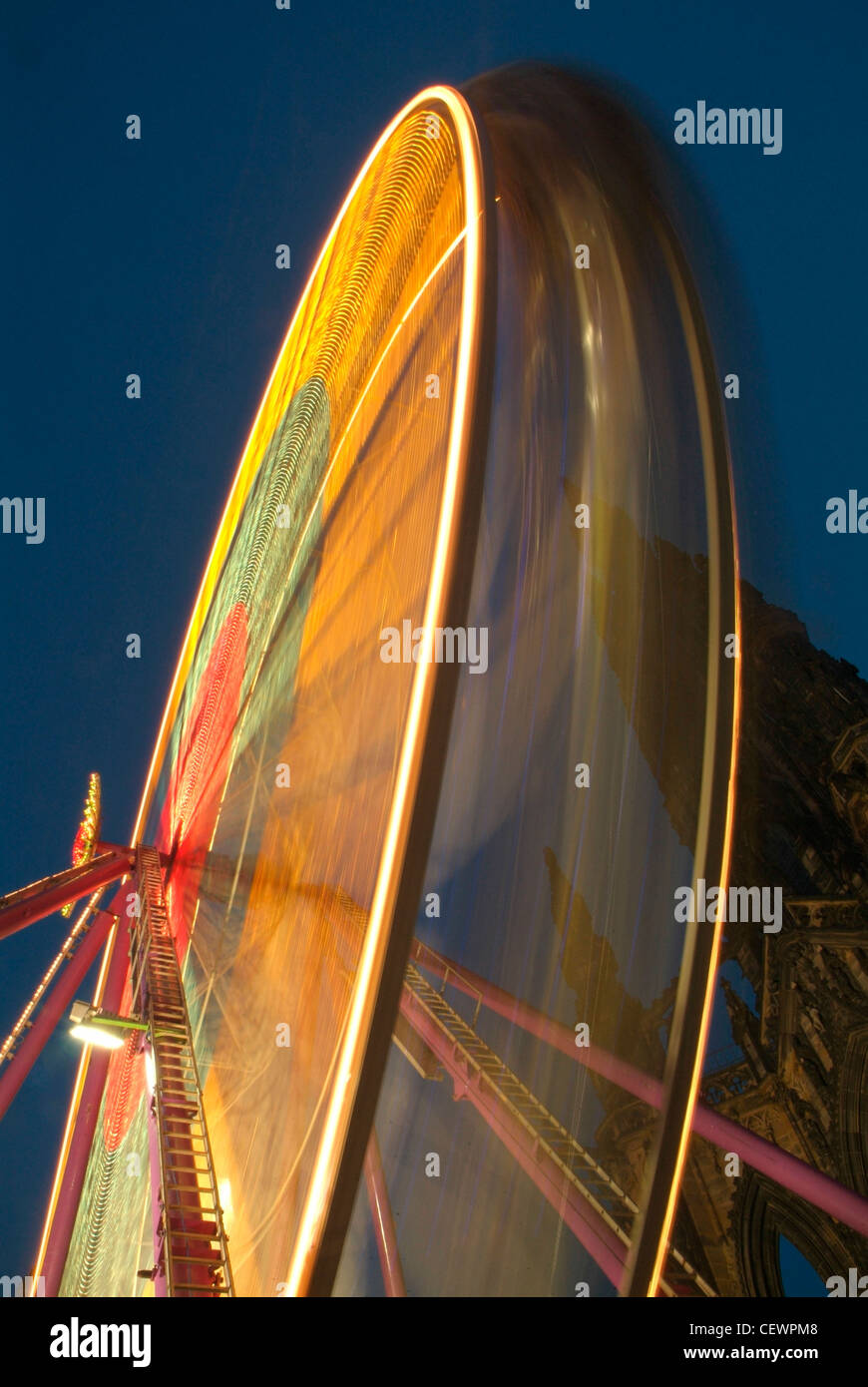 Ruota di natale in Princes Street. I Vichinghi è venuto in Scozia alla fine dell' VIII secolo e insieme con loro ben-documento Foto Stock