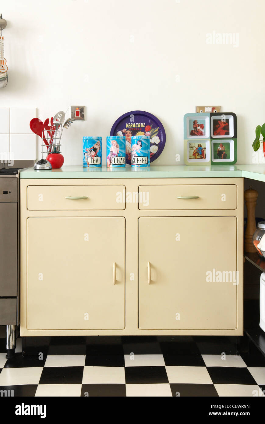 Brighton interno Dettaglio immagine del stile anni cinquanta unità cucina Formica tops, Marilyn Monroe ispirato oggetti collezionabili su Foto Stock