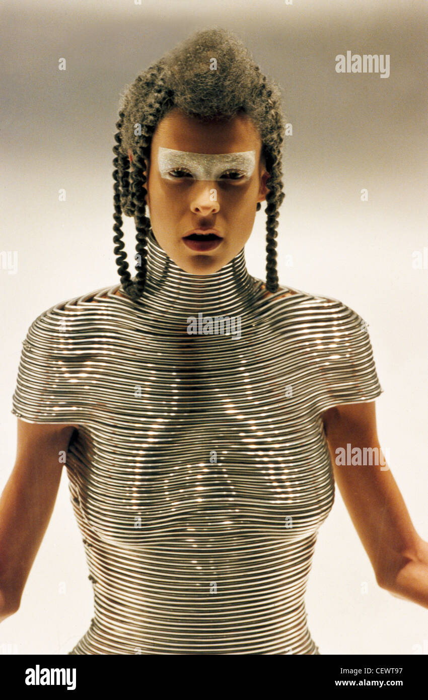 Alexander McQueen Londra pronto a indossare in autunno e inverno modello indossando un anello metallico dress William Conran Foto Stock