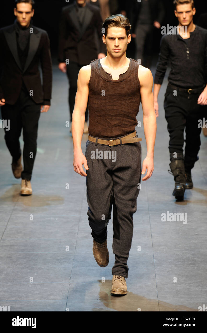 Dolce \u0026 Gabbana Milano pronto a indossare abbigliamento Uomo Autunno  Inverno grigio larghi gamba rastremata pantaloni di lana una luce tan  cintura, zigrinato Foto stock - Alamy