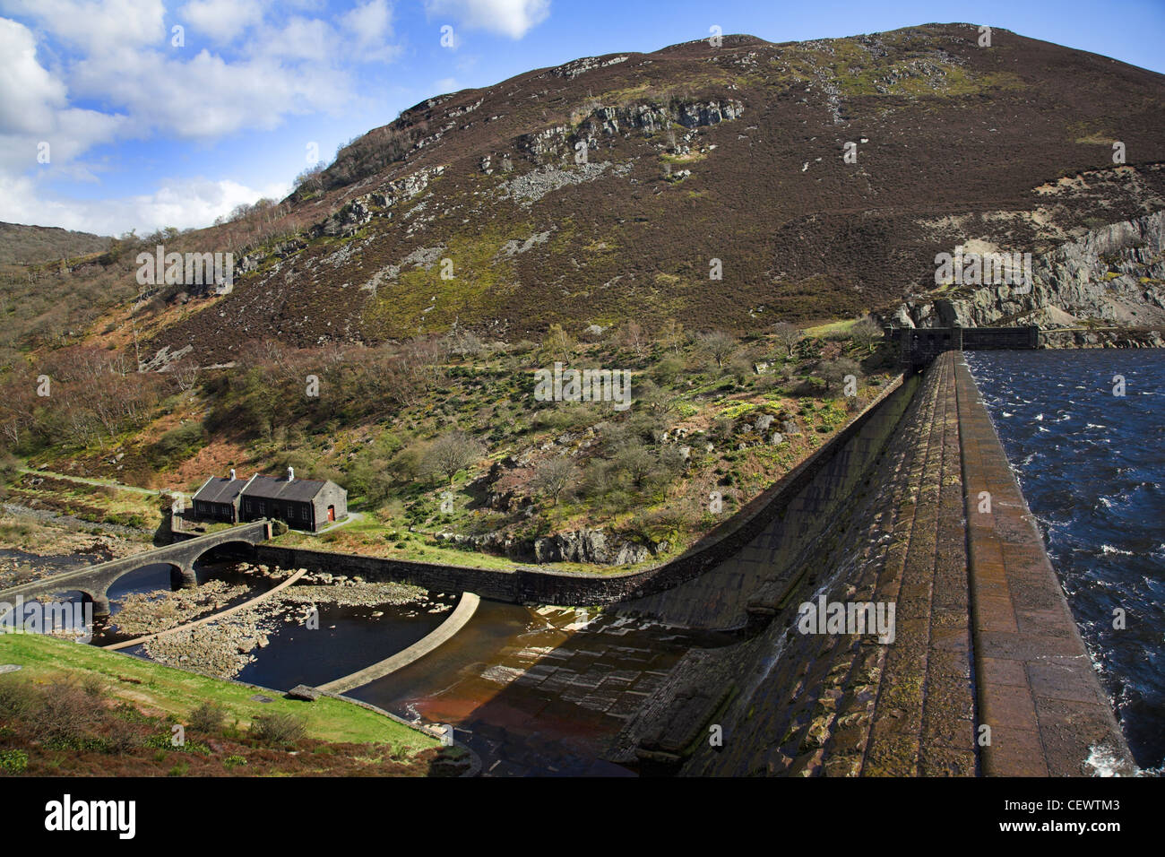Caban Goch dam in Elan valley. È stato costruito per fornire acqua per la gente di Birmingham. Foto Stock