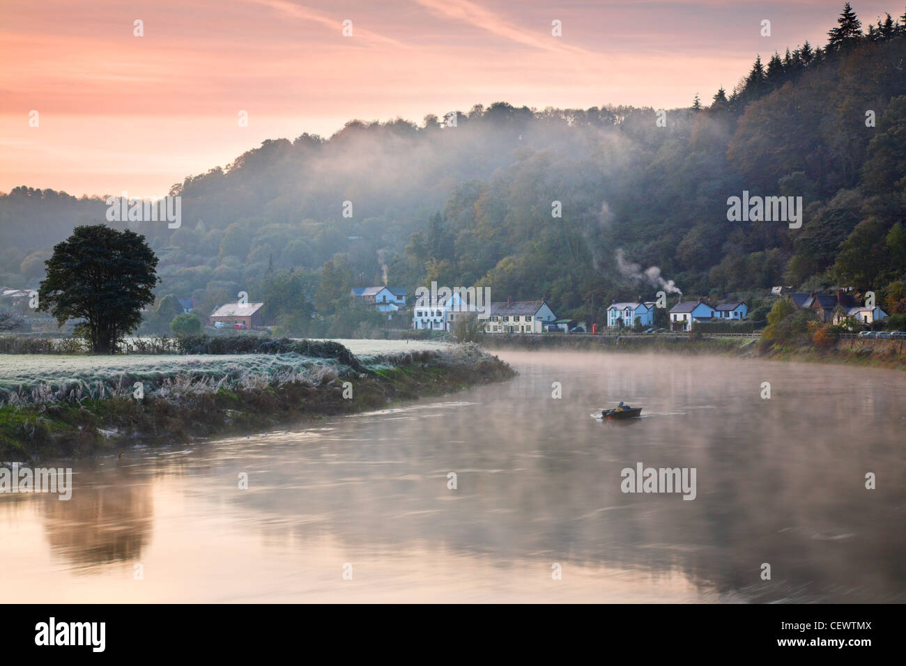 Tintern village all'alba. Con una marea di venti piedi, Tintern ha imparato a vivere con inondazioni di marea, ancora il suggestivo ri Foto Stock