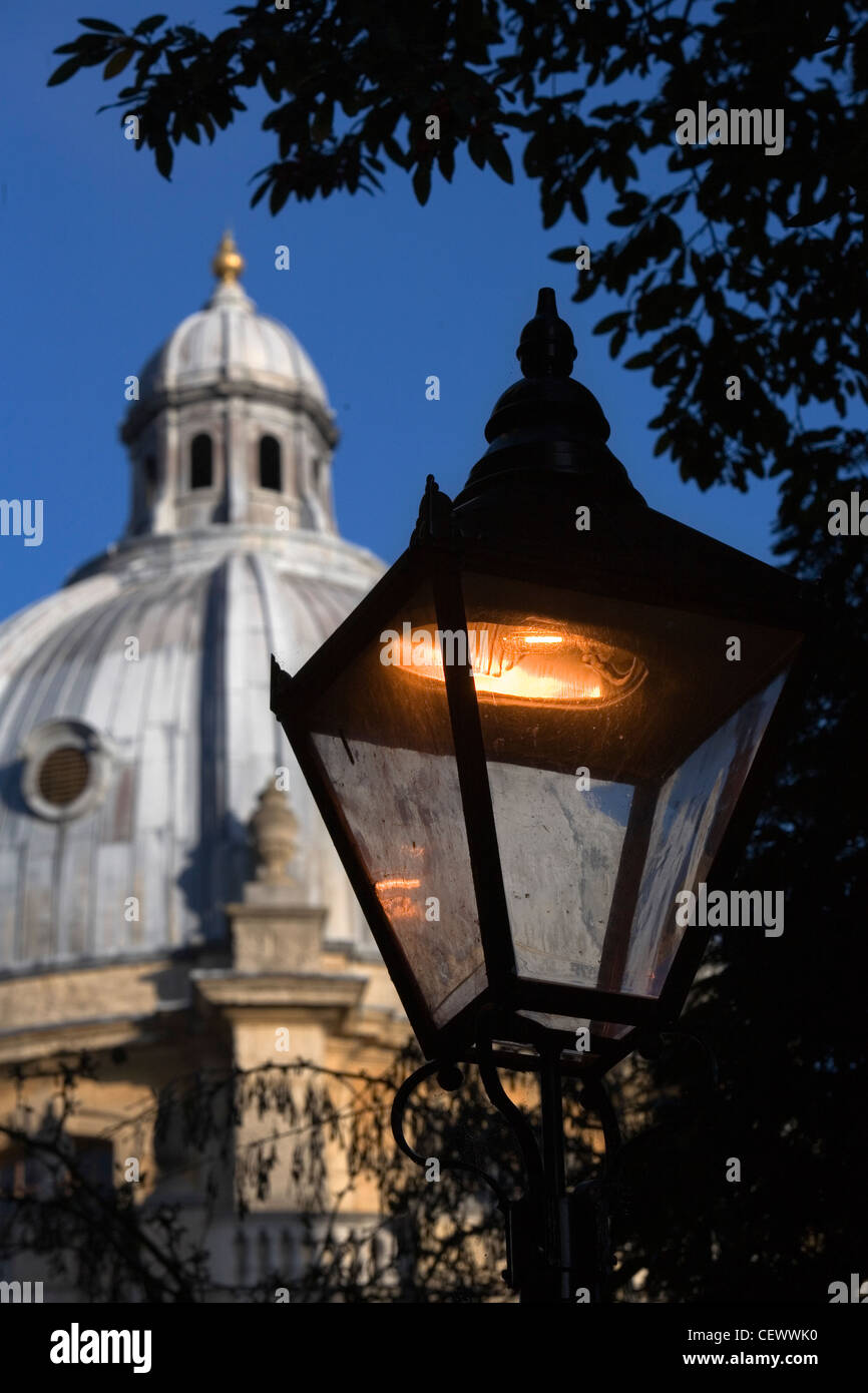Illuminazione tempo fino a Radcliffe Square, Oxford Foto Stock