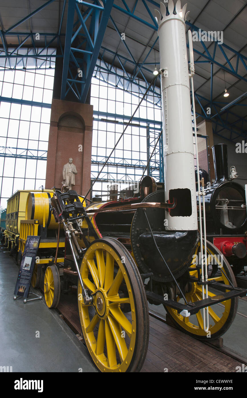 Replica George Stephenson's Rocket presso il Museo nazionale delle ferrovie, York, Regno Unito Foto Stock