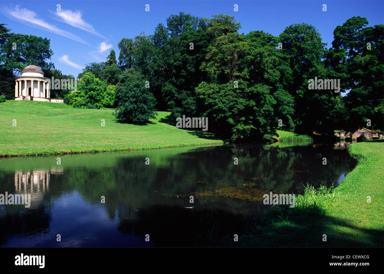 La Rotunda e undici acri di lago a Stowe Gardens. Foto Stock