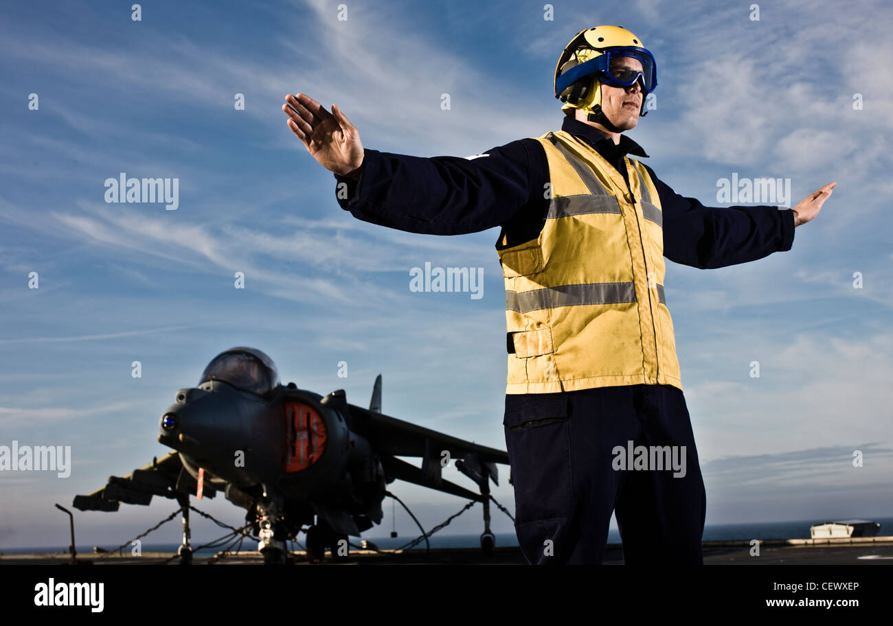Il controllo del traffico aereo navale sulla portaerei HMS Illustrius Foto Stock