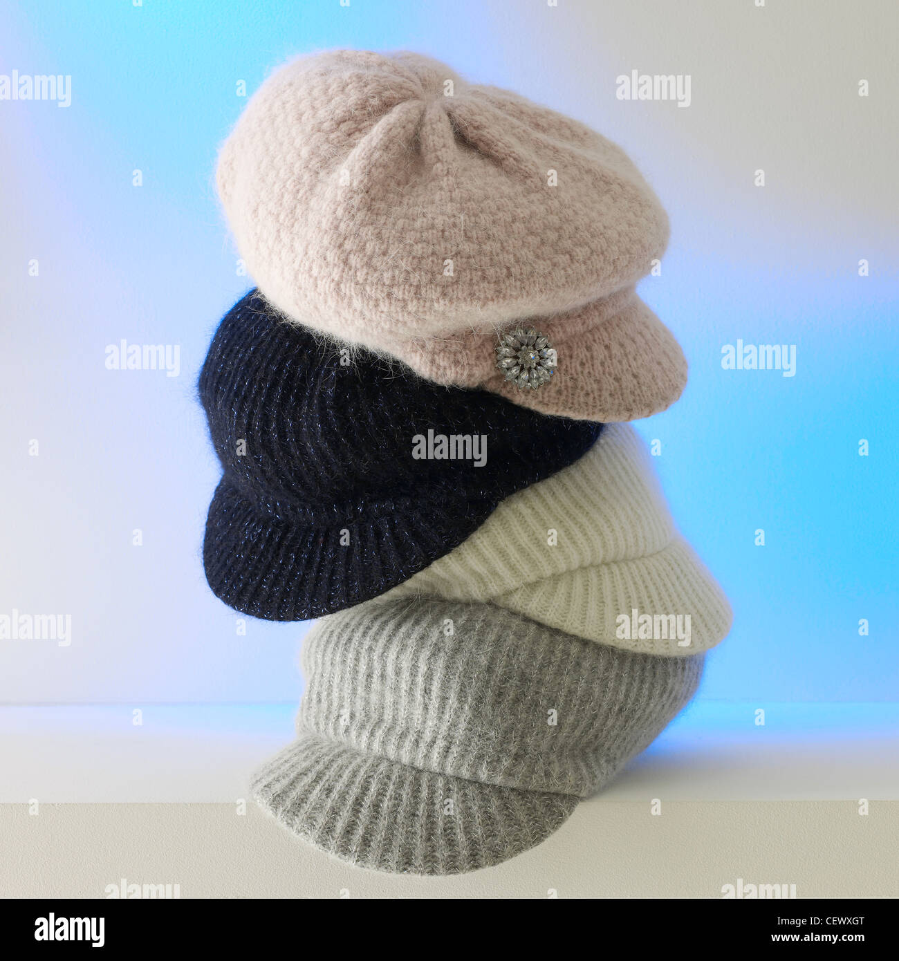 Ancora un colpo di vita di quattro impilati lana cappelli donna Foto Stock