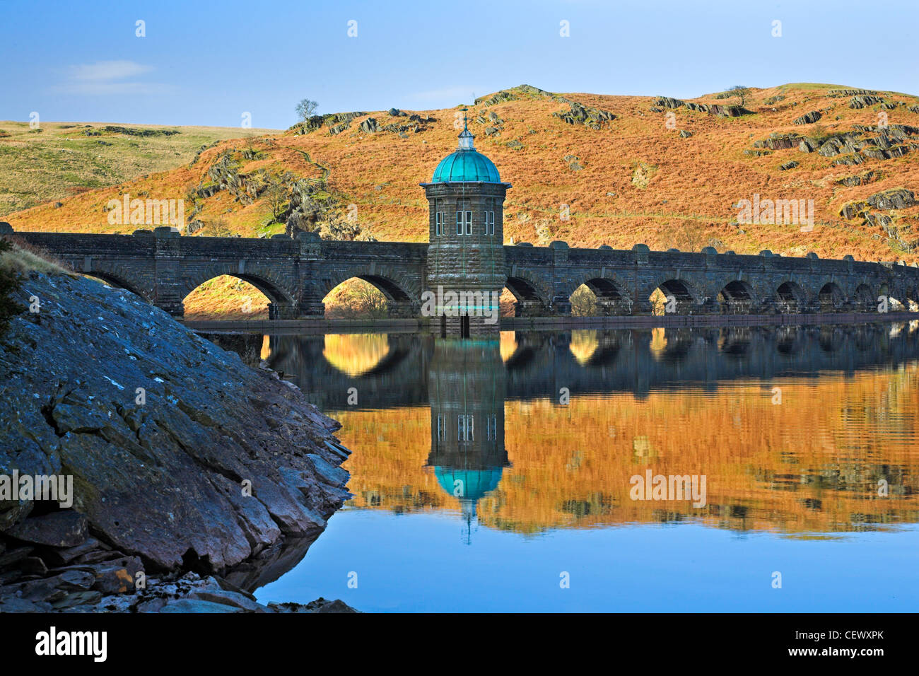 Una vista verso Craig Goch dam. Foto Stock