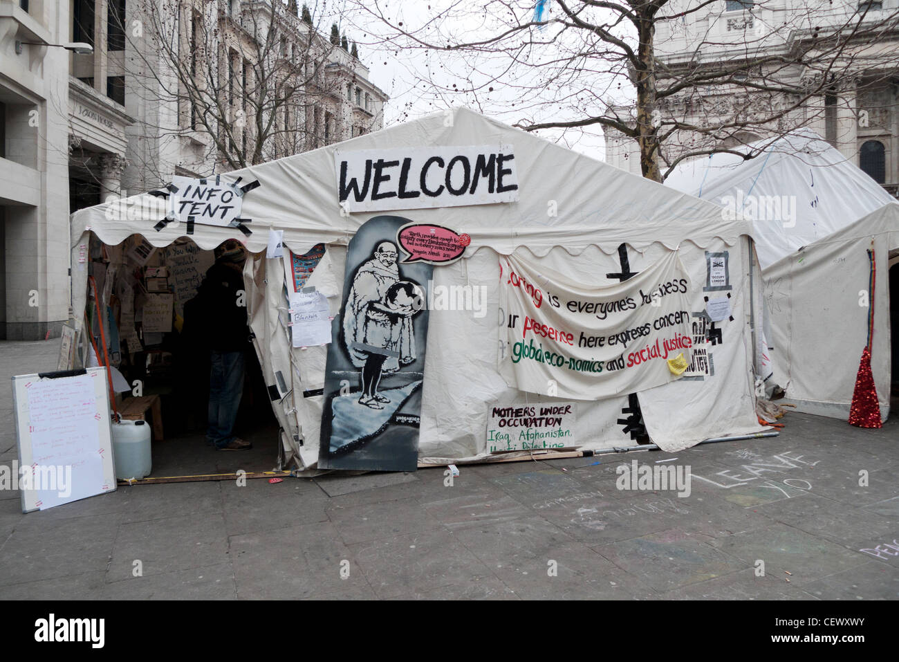 Un segno di benvenuto e illustrazione Ghandi fuori l'Info tenda ad occupare Londra camp dimostrazione esterna St Pauls Cathedral a Londra REGNO UNITO KATHY DEWITT Foto Stock