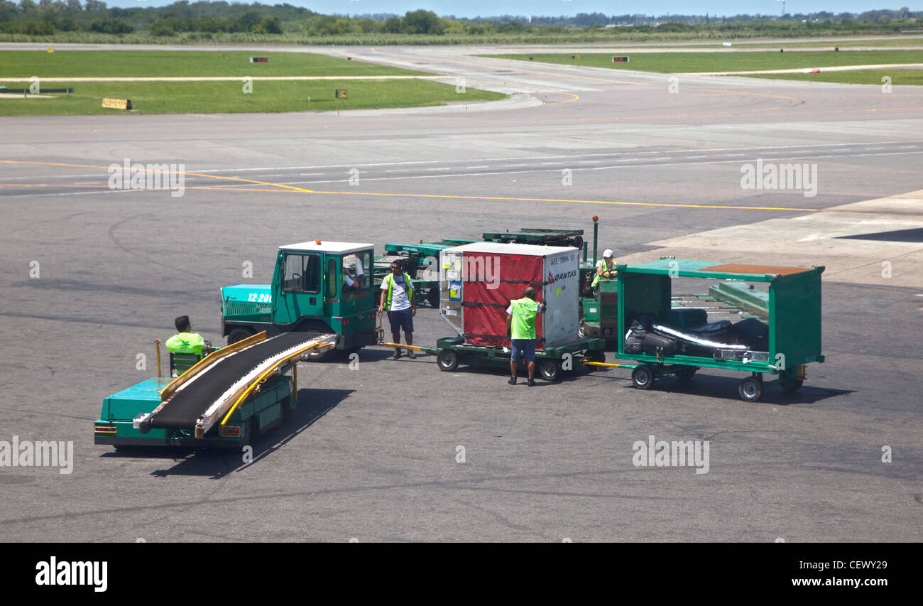 I gestori dei bagagli al Ministro Pistarini Airport, Buenos Aires, Argentina Foto Stock