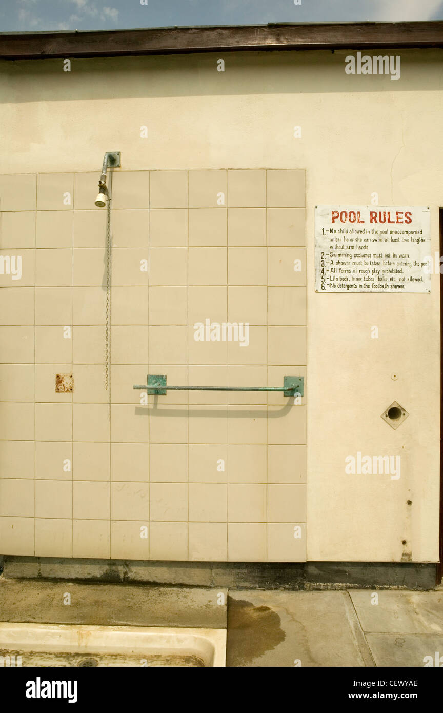 Piscina esterna con doccia norme del Pool accedi Swanley. Swanley era storicamente un resort benessere e alloggiato un importante casa di cura Foto Stock