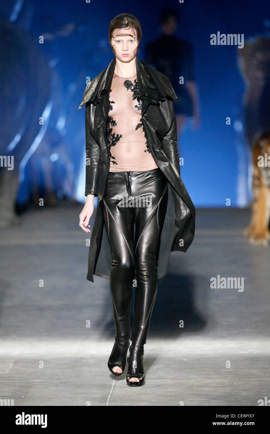 Alexander McQueen Parigi pronto a indossare Primavera Estate modello nero  che indossa pantaloni di cuoio, pelle plack lunghezza al ginocchio cappotto  Foto stock - Alamy