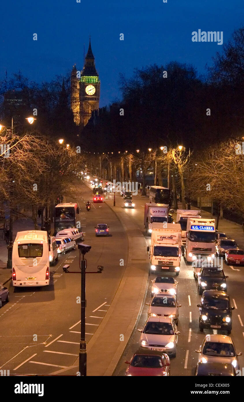 Il traffico di notte lungo il Victoria Embankment, Londra. Foto Stock