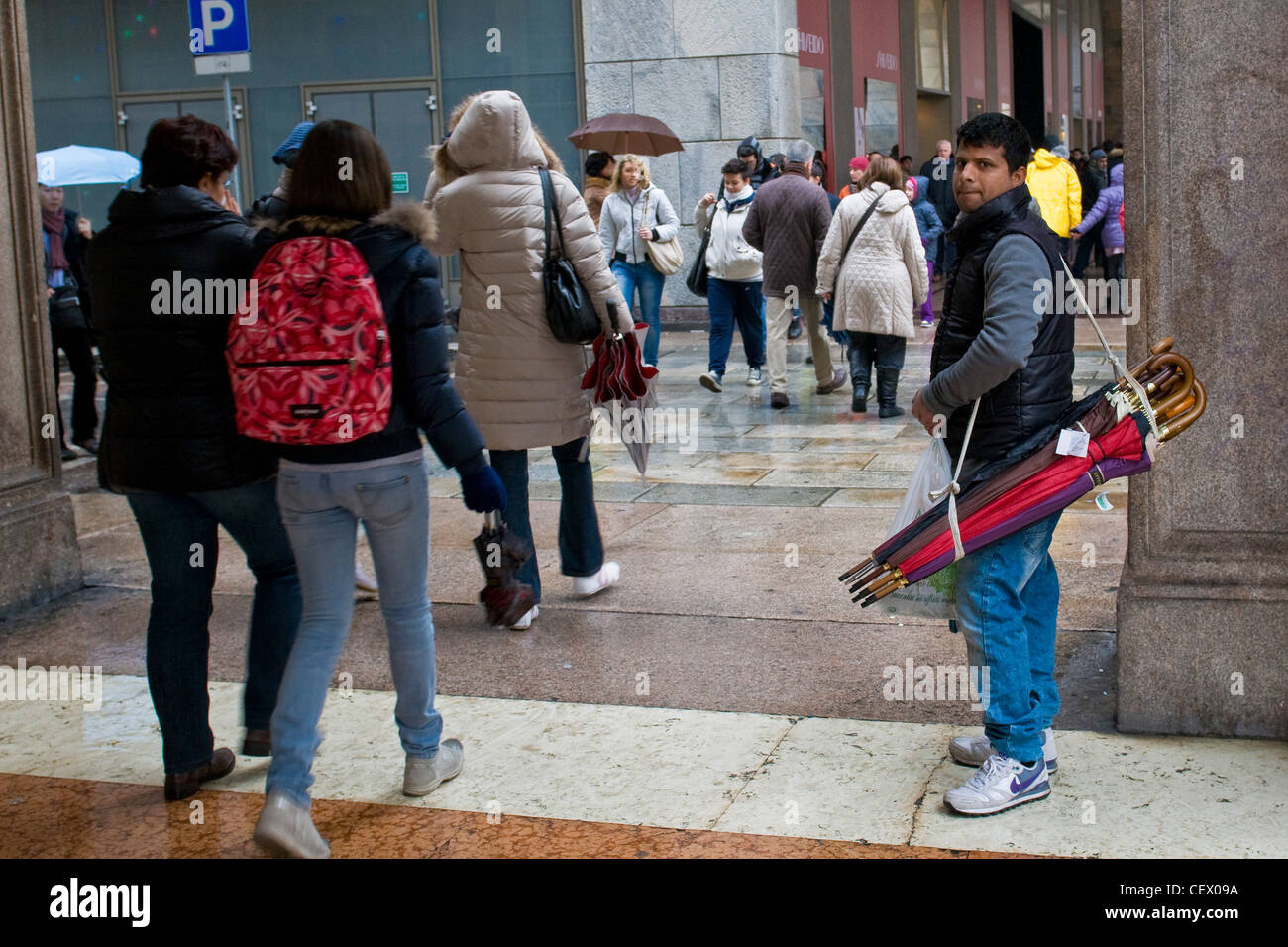 Immigrati bengalesi che vende ombrelli, Milano, Italia Foto stock - Alamy