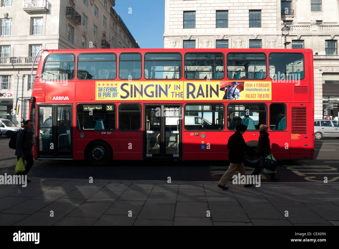 Un annuncio pubblicitario per 'Singin' sotto la pioggia' su di un lato del 38 double-decker bus su Oxford Street e il West End di Londra Inghilterra REGNO UNITO Foto Stock