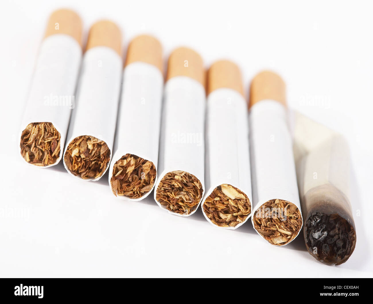 Alcuni tutta e uno non finito di fumare una sigaretta lay in linea Foto Stock