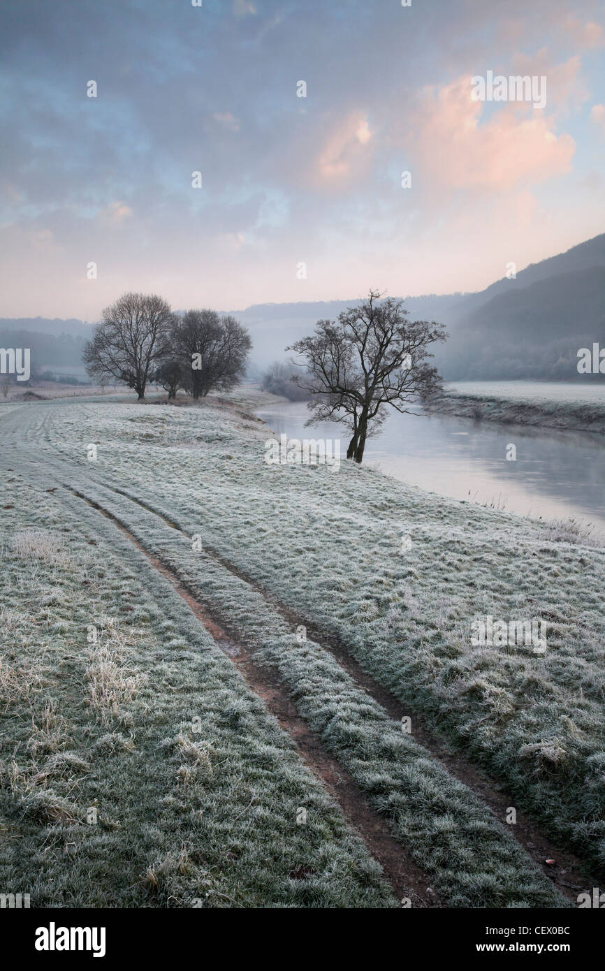 Il fiume Wye a Bigswier sul Gloucestershire, Monmouthshire confine. Foto Stock