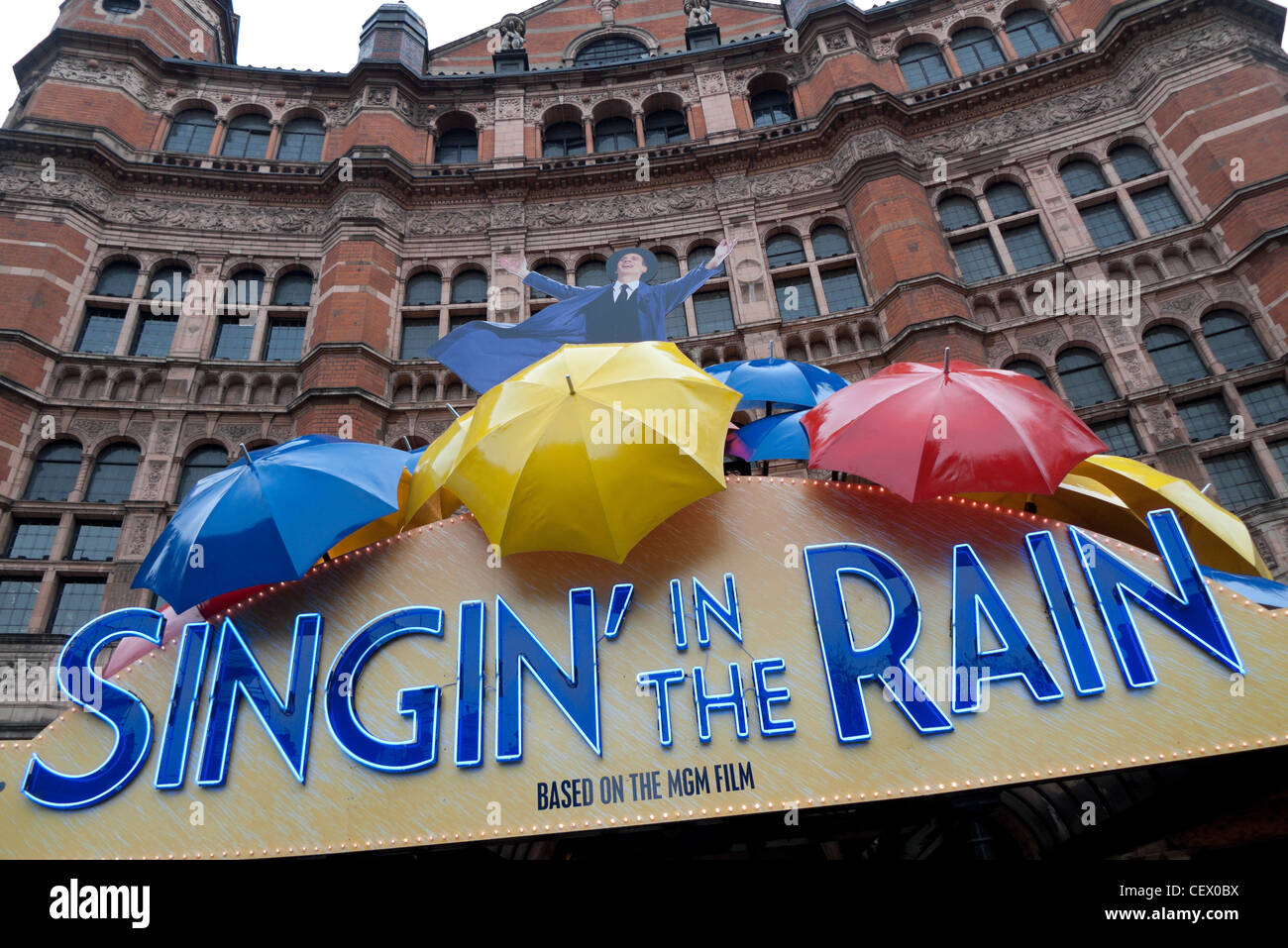 Singin' nel segno di pioggia al di fuori il Palace Theatre Shaftesbury Avenue London West End England Regno Unito Foto Stock