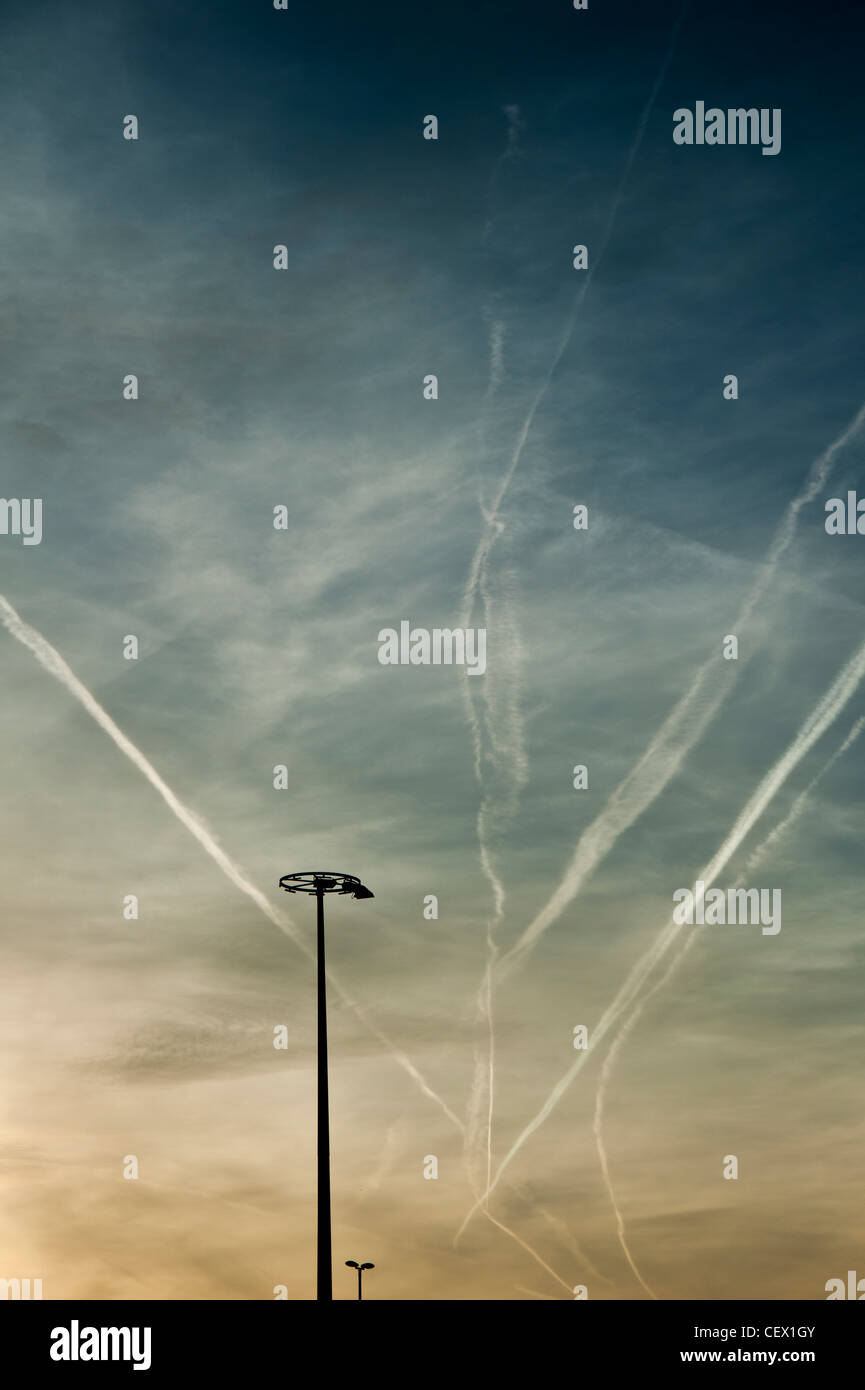 Vapore aereo sentieri nel cielo di sera Foto Stock