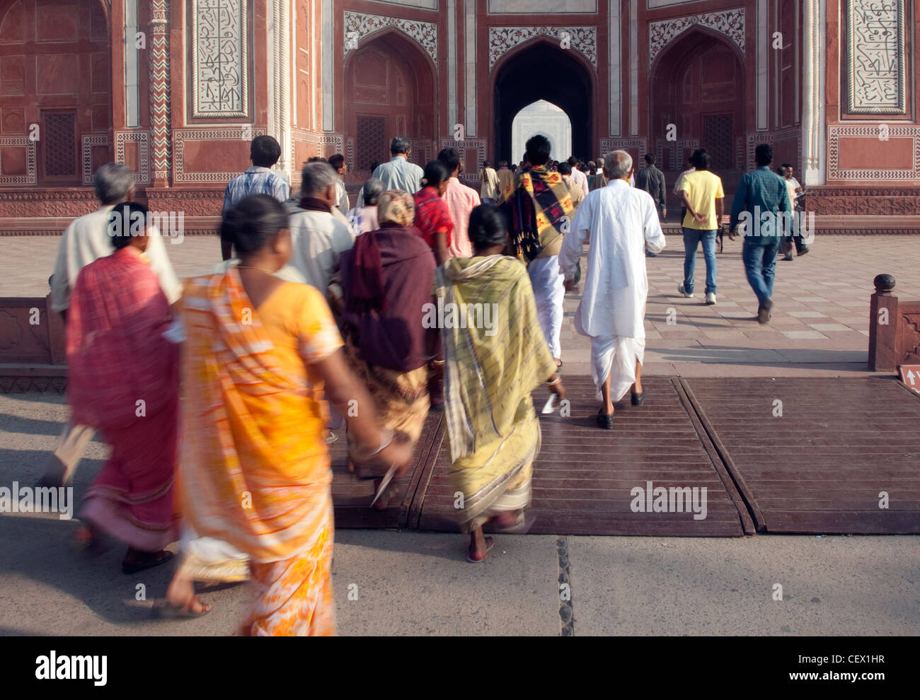 Gruppi di persone a piedi attraverso la massa del Taj Mahal, Agra, India Foto Stock